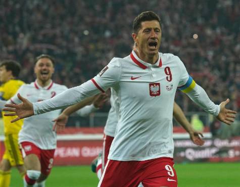 Lewandowski marcó el 1-0 ante Suecia desde el punto de penal.