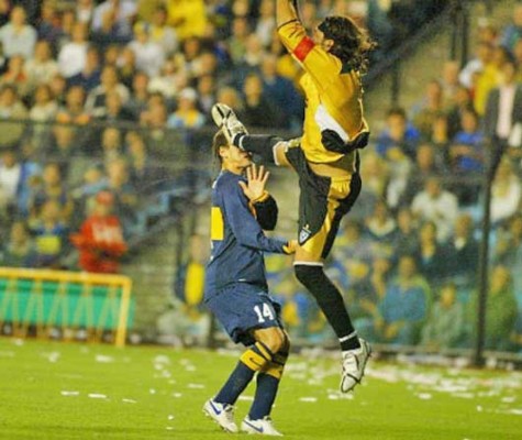 ¡Les llaman 'carniceros'! Las patadas más violentas en la historia del fútbol