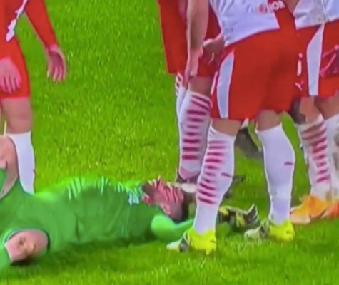 ¡Brutal patada en la Europa League! Delantero del Rangers le partió el rostro al portero del Slavia Praga