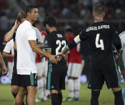 LO MÁS CURIOSO: ¿Qué hacía CR7 en la banca? el frío saludo de Mourinho con los madridistas