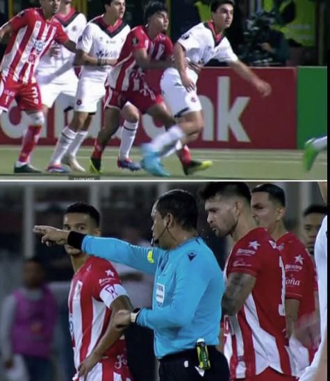 El penal que señaló el árbitro hondureño, Selvin Brown, a favor del Alajuelense en Nicaragua.