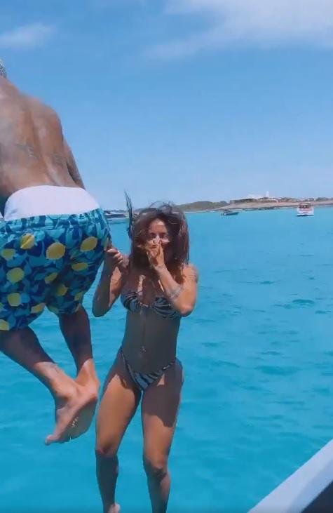 Sonia Isaza, la infartante novia de Arturo Vidal, deslumbra en sus vacaciones en un yate de lujo en España