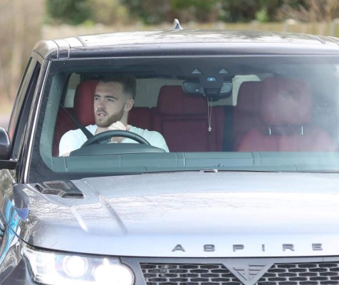 Los espectaculares autos en que llegan las estrellas del Arsenal a los entrenamientos