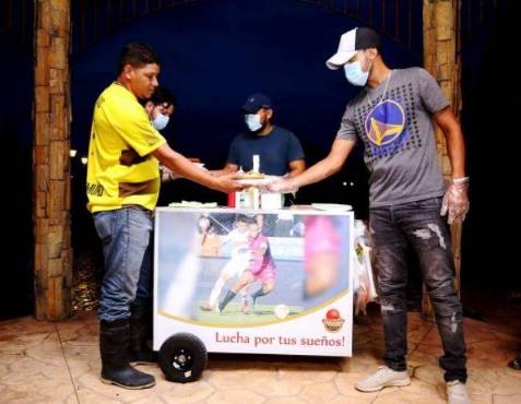 Lázaro Yánez mientras atiende a sus clientes en Comayagua.