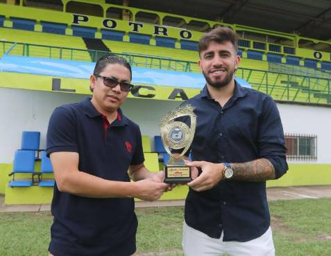 El periodista Erlin Varela entregándole a Auzmendi el premio de Mejor Extranjero de la Liga Nacional en el año 2022.