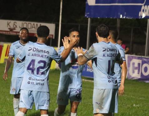 Los jugadores celebran con Agustín Auzmendi.