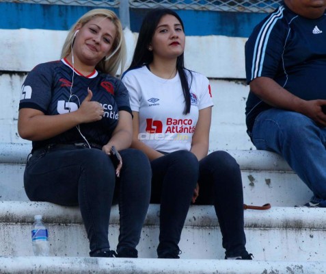 ¡Colorido ambiente! Afición del Olimpia regresa en familia a ver al León en el Olímpico