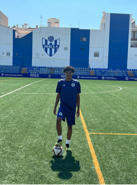 Emerson Flores en su presentación con el Velez de la Segunda B española.