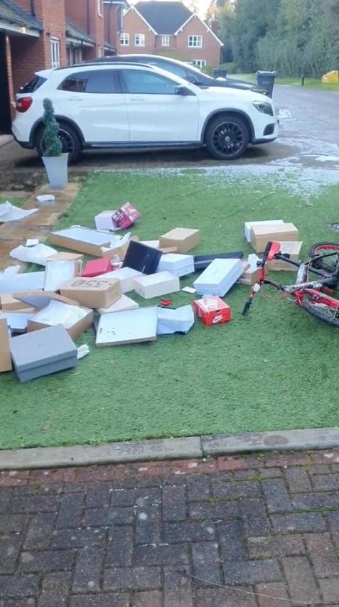 Futbolista es engañado por su mujer y bota sus pertenencias a la calle: “Qué vergüenza. Ten un poco de respeto por ti”