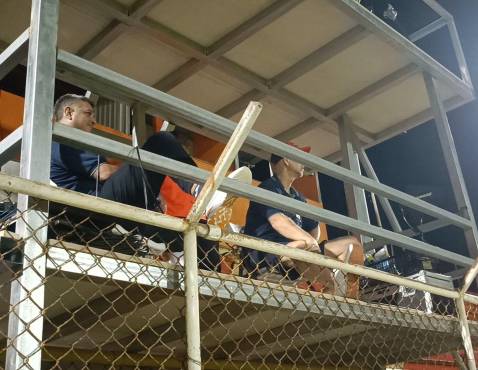 Diego Vázquez y Patricio Negreira, muy atentos a los movimientos de sus dirigidos.