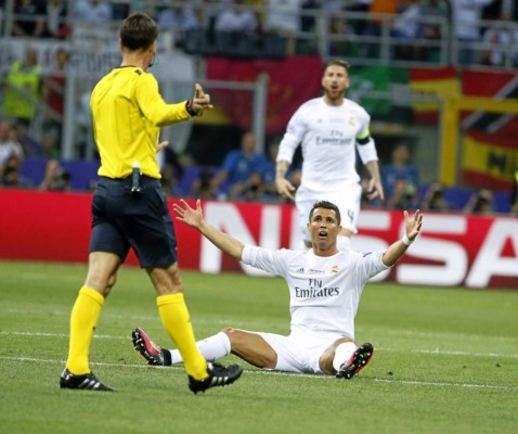 Árbitro reveló intimidades de Cristiano, Messi y Luis Suárez que están dando de qué hablar