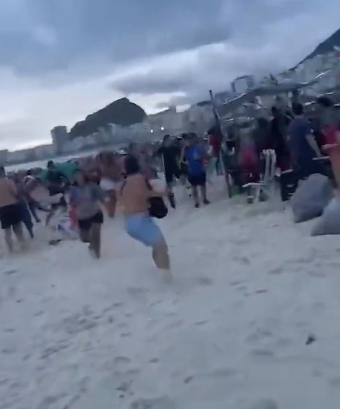 Afición de Boca invadía Copacabana previo a la final de Copa Libertadores... ¡y fueron emboscados por hinchas del Fluminense!