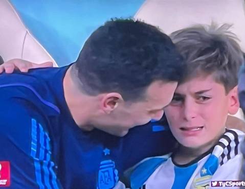 ¡Rompió en llanto! Lionel Scaloni tuvo que consolar a su hijo tras la clasificación de Argentina a semifinales de Mundial