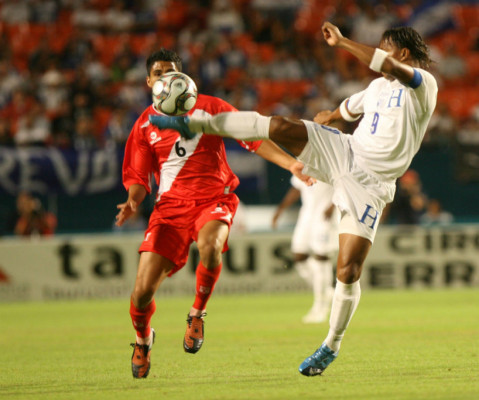 Honduras 1 vr Perú 2, en Miami el 18 de Noviembre 2009.