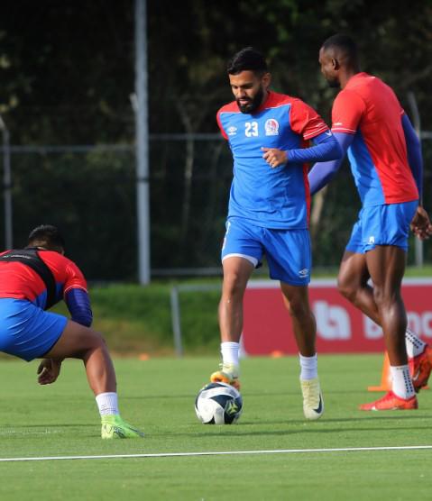 El nuevo 11 que está armando el Olimpia de Eduardo Espinel con los fichajes para recuperar el trono en la Liga Nacional
