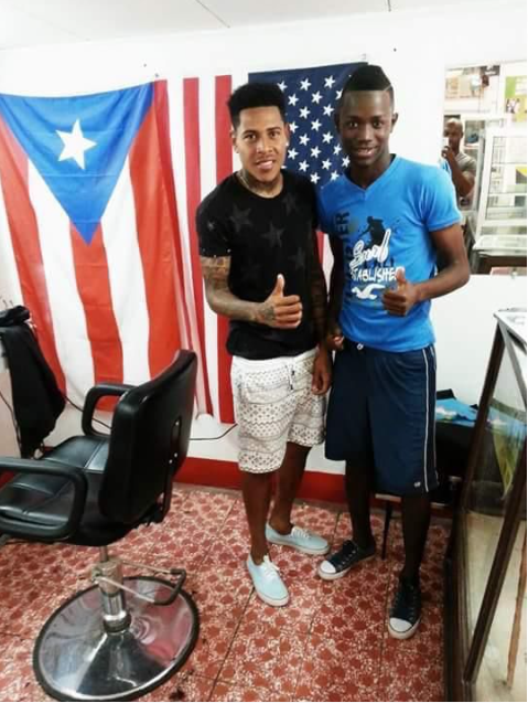 El Virus Martínez junto al defensor hondureño Henry Figueroa tras cortarle el cabello.