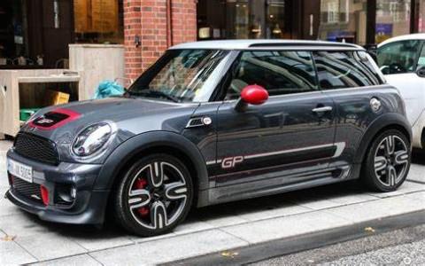 El ‘‘modesto’’ regalo que Messi le dio a su esposa en París: ¿cuánto cuesta el auto eléctrico que maneja Antonela Roccuzzo?