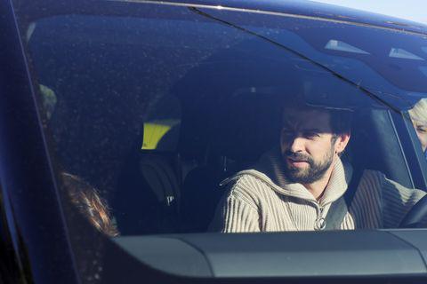 Piqué llega a la casa de Shakira: el motivo especial del reencuentro y quién es la mujer que apareció bajo una manta, ¿Clara Chía?