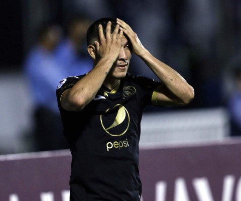 No se vio por TV: Con camiseta de Olimpia apoyando a Motagua, el beso y el 'invitado' en el palco