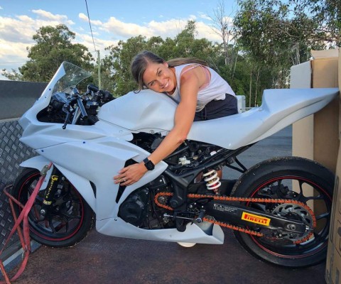 Sharni, la hermosa piloto que se retiró del motociclismo por culpa del machismo en las carreras