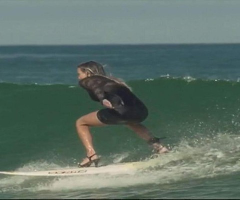 FOTOS: Maud, la bella chica que surfea en tacones