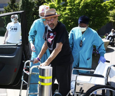 Venció al coronavirus tras dos meses hospitalizado y recibe una factura de un millón de dólares