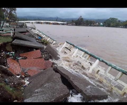 ¡Puentes derrumbados, desbordes y deslizamientos! Huracán Eta sigue causando daños en Honduras