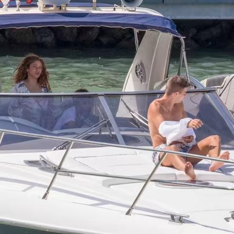 Salen a luz las fotos: La acalorada discusión a gritos de Shakira y Piqué en un yate frente a sus hijos