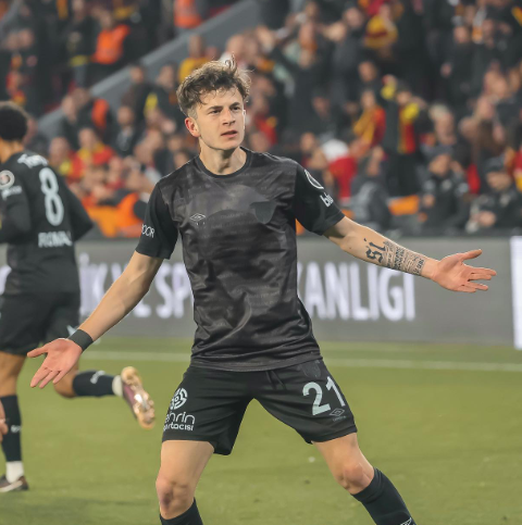 Se abrió una cuenta de Tinder y su club de toda la vida lo despide: ¿Qué tenía en el perfil?