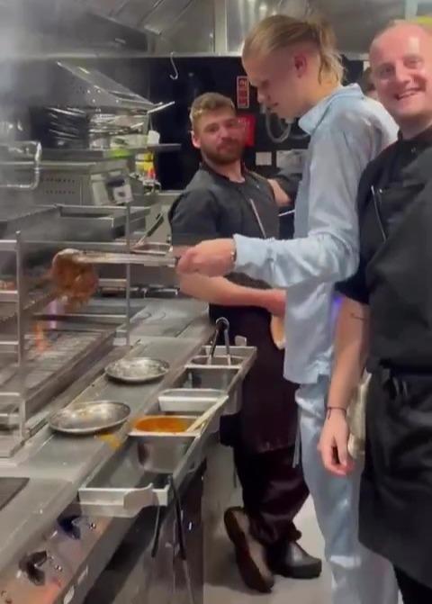 La loca fiesta del City: Haaland en pijama con su novia, Julián pone ebrio a Grealish y la hija de Pep se roba las miradas