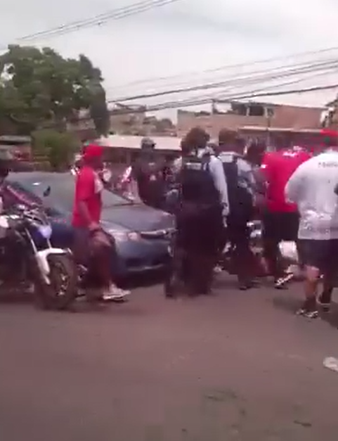Exjugador aparece como policía, encontronazo en la previa y bellas chicas en el derbi