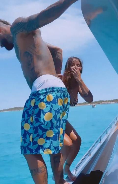 Sonia Isaza, la infartante novia de Arturo Vidal, deslumbra en sus vacaciones en un yate de lujo en España