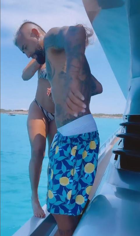 Sonia Isaza, la infartante novia de Arturo Vidal, deslumbra en sus vacaciones en un yate de lujo en España