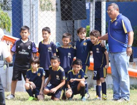 Los niños de la escuela Internacional de La Lima junto a su profesor de educación Ramón Mauricio Moreno, organizador del evento.