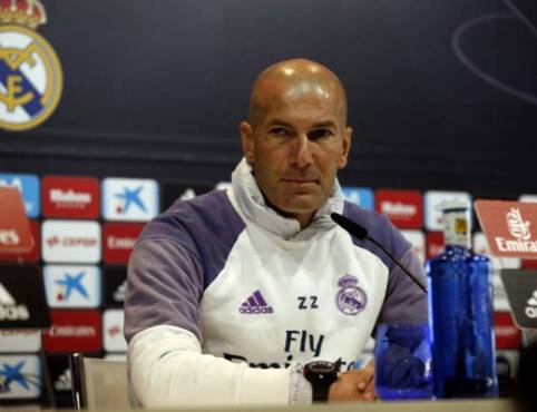 GRA098. MADRID, 22/04/2017.- El técnico francés del Real Madrid, Zinedine Zidane, durante la rueda de prensa posterior al entrenamiento realizado esta mañana por el conjunto blanco en la Ciudad Deportiva de Valdebebas de cara al partido de mañana ante el FC Barcelona en el estadio Santiago Bernabéu. EFE/Kiko Huesca