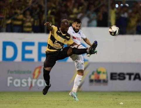 Vuelto se está jugando un partidazo por la banda derecha.