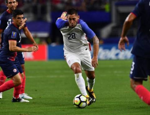 United States's forward Clint Dempsey (C) moves the ball against Costa Rica during the CONCACAF Gold Cup semifinal match in Arlington, Texas, on July 22, 2017. / AFP PHOTO / Nicholas Kamm