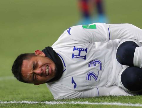 El futbolista Diego Rodríguez sobre el césped ¡muy adolorido!