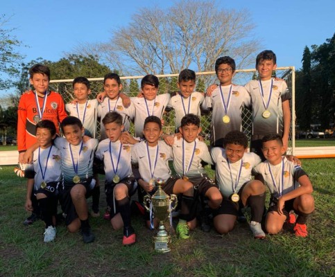 Hijo de Emil Martínez causa sensación en torneo de escuelas bilingües