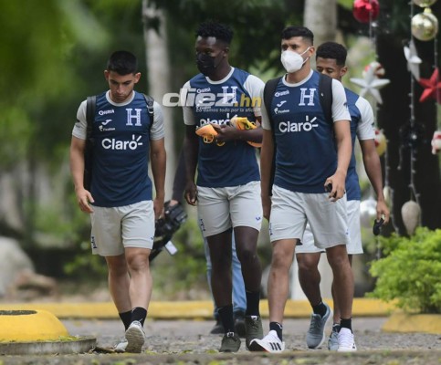 Consejos del Bolillo a un jugador y Kervin Arriaga toma precauciones: Las fotos del entreno de Honduras