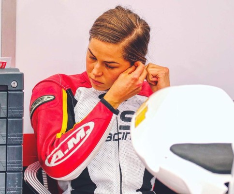 Sharni, la hermosa piloto que se retiró del motociclismo por culpa del machismo en las carreras
