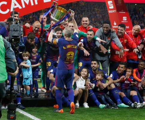 En fotos: Así celebraron las esposas e hijos de los jugadores del Barcelona la Copa del Rey ¿Y Shakira?
