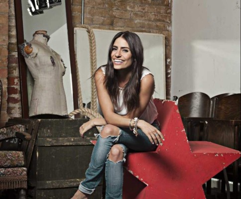 Layla Anna Lee, la sexy presentadora de origen brasileño que estará en los Premios The Best