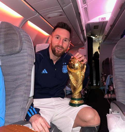 Lo que se vive dentro del avión: así viajan los jugadores de Argentina de vuelta a su país con la Copa del Mundo tras vencer a Francia