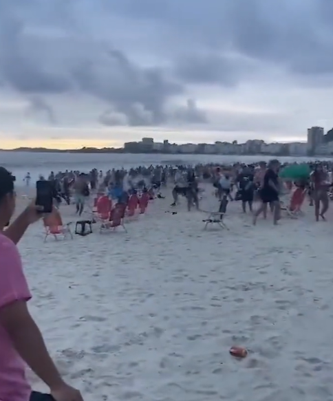 Afición de Boca invadía Copacabana previo a la final de Copa Libertadores... ¡y fueron emboscados por hinchas del Fluminense!