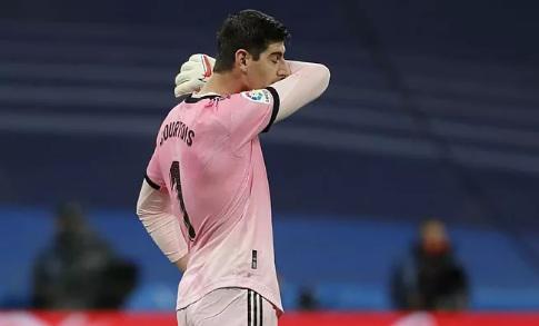 FOTOS: El abrazo de Xavi a Vinicius, Piqué defiende a Ter Stegen de un encontronazo y la famosa cantante en el Real Madrid-Barcelona