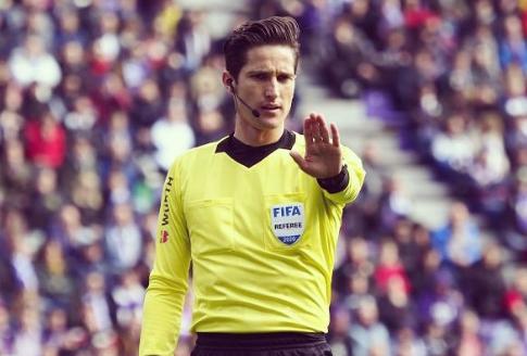 Sigue la polémica: el árbitro que expulsó a Bellingham tiene un mural de Messi con el Barcelona en el jardín de su mansión