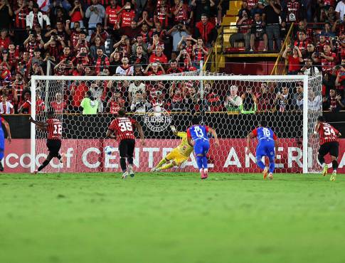 Fallaron dos penales: Alajuelense tropieza y Xelajú definirá la Copa Centroamerica 2025 en Guatemala