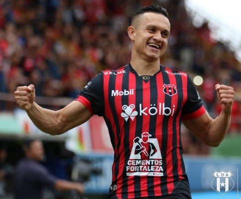 Filtran el salario de los 15 futbolistas mejor pagados en la liga de Costa Rica