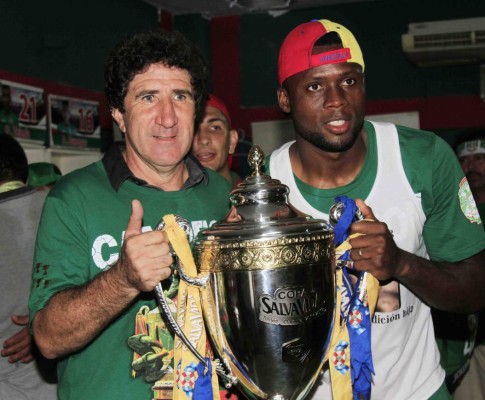 Peleas, expulsiones, festejos y muchas polémicas: Las fotos de Héctor Vargas por Marathón